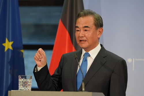 韩国外长快步上前与王毅握手，展现两国友好交往的新篇章