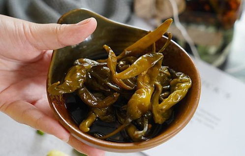 东北小伙花式夹咸菜技艺惊艳商家