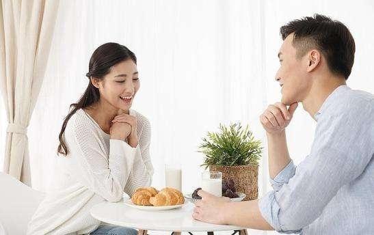 夫妻间的微妙和谐与拌嘴后的独特和解——丈夫的抱起与心的融合