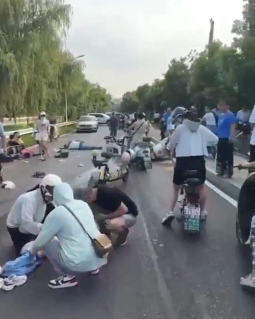 女子送女儿上学遭遇车祸，肇事司机逃逸，引发社会关注