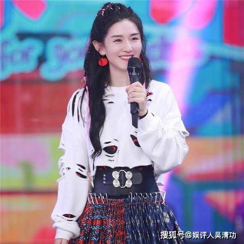 虞书欣杀青独特庆祝方式，泼水导演头上的喜悦与期待