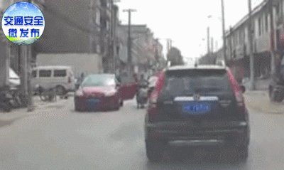 男子遭遇开门杀，车辆两个车门均遭剐蹭——事故背后的警示与反思