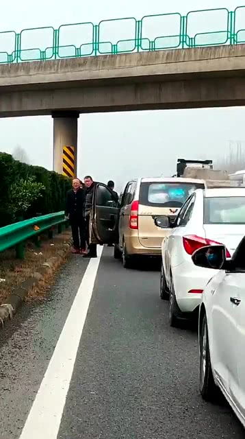 高速再堵也挡不住回家祭祖的坚定之心