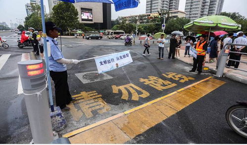 小朋友过马路，车辆集体按下暂停键——城市的文明进步与人文关怀