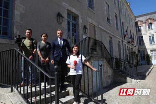卤鹅哥街头投喂卤鹅，喂不过来，背后的故事与情感