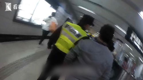 小伙在地铁里上演座位外交