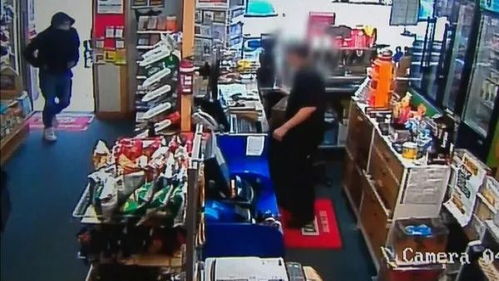 巴西商店店主智勇双全，面对劫匪突然夺枪反击
