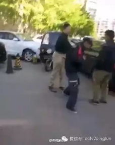 快递员遭遇女友和其他男子逛街崩溃的心碎瞬间
