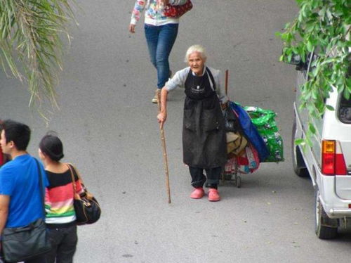 几个孩子凑钱给拾荒大爷买饭，温暖人心的善举
