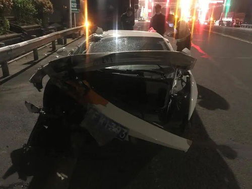 前方货车变道与后方车辆突然加速相撞的交通事故深度解析
