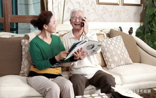 爱的拥抱，男友的公主抱迎接跑完800米的女友