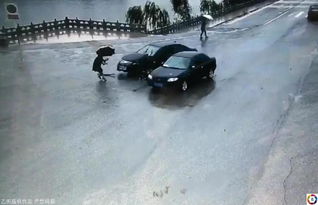 货车失控横冲，骑车女子生死瞬间