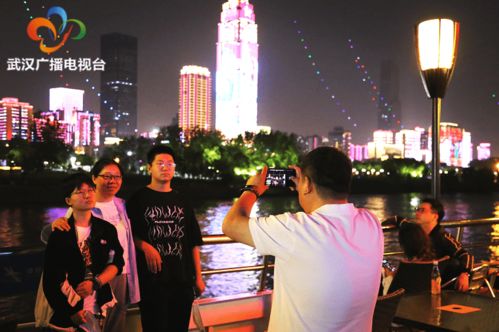 纽约市民凌晨排队抢购中国全景相机，科技潮流中的新风尚