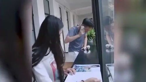 男子裸露下体偷进房间藏在女生床下，透视事件的背后