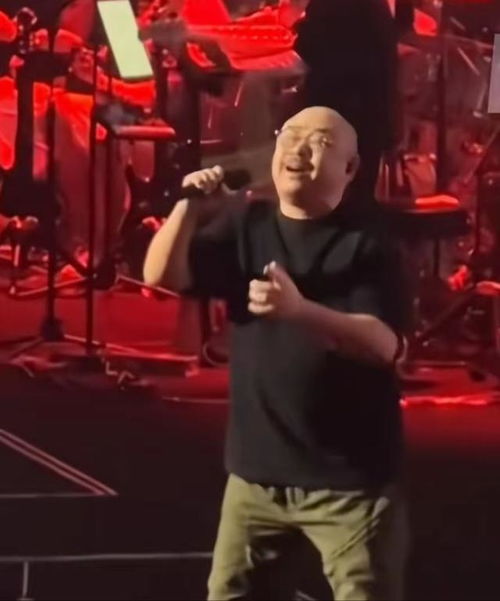 刀郎演唱会泪洒舞台，深情致谢歌迷