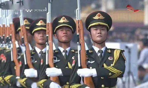 中俄青年身高对比，俄罗斯小伙与中国仪仗兵的身高较量