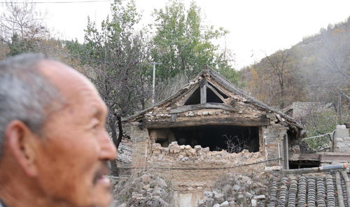 泰山山顶公厕挤满避寒的人，一场关于人与自然生存智慧的探讨