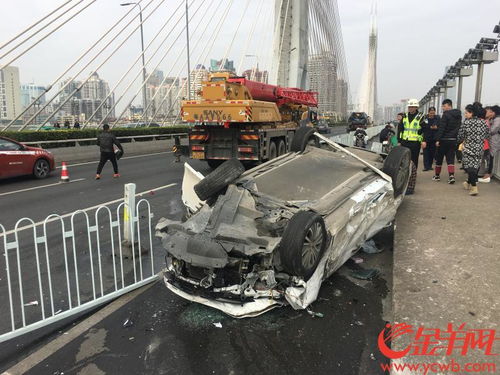 车祸现场，白车骑上隔离栏压住另一辆车