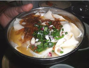 荣昌鸡汤铺盖面，半天热销6千碗的传奇故事