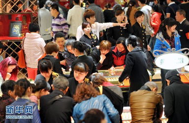 金价大跳水引发抢购潮，有人带行李箱扫货