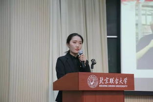 张桂梅为丁王英戴上第一枚党徽，荣耀与使命的见证