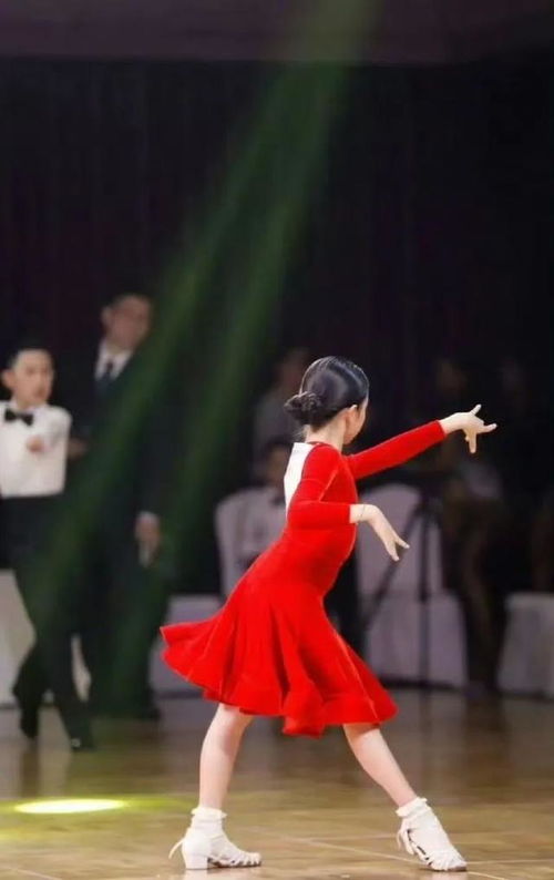 孙俪女儿拉丁舞夺冠，男老师亲脸引发关注