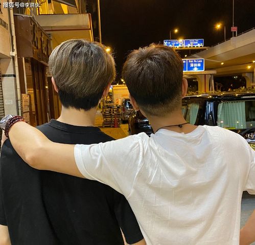 陈坤儿子大学毕业，父子情深，合照庆祝