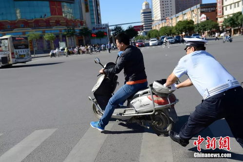 台湾女子骑车连闯红灯失控自撞身亡，交通安全意识的缺失与反思