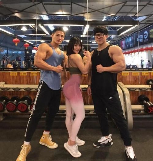 河北武安马拉松，拉伸员小姐姐走红网络