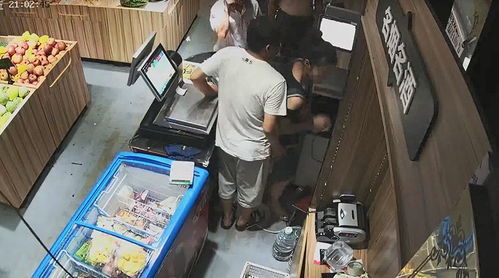 男子骚扰女店员被店长锁喉按倒，正义之举还是过激行为？