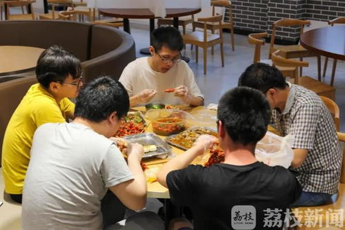 毕业生离校前与食堂阿姨的干杯情怀