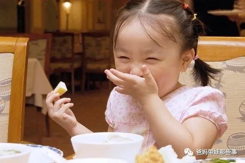 小孩哥第一次喝北京豆汁，表情背后的故事