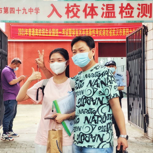 目送女儿走进考场，妈妈转身泪洒离别路
