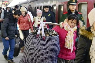 女生高考结束，独自挑一扁担行李回家